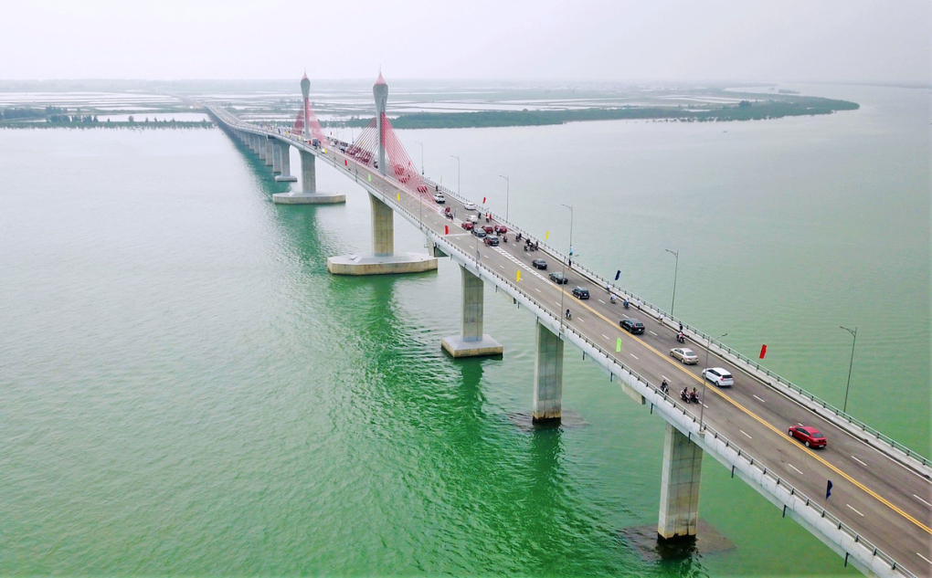 Hạ tầng giao thông các tỉnh miền Trung ngày càng được đầu tư đồng bộ (Ảnh minh hoạ: Cầu Cửa Hội bắc qua sông Lam, nối Nghệ An và Hà Tĩnh)