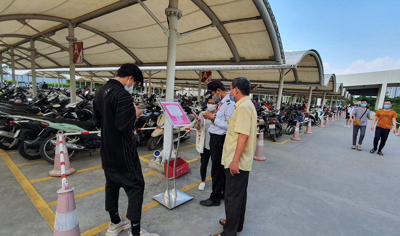 Điểm quét mã QR được bố trí tại bãi đỗ xe Trung tâm thương mại AEON MALL Long Biên.