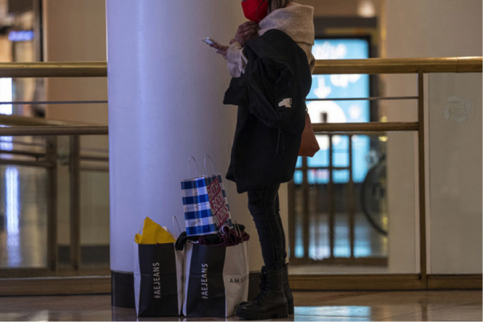 Một người tiêu dùng với những chiếc túi bán lẻ bên trong trung tâm mua sắm Westfield San Francisco Centre, California. (Nguồn: David Paul Morris/Bloomberg).