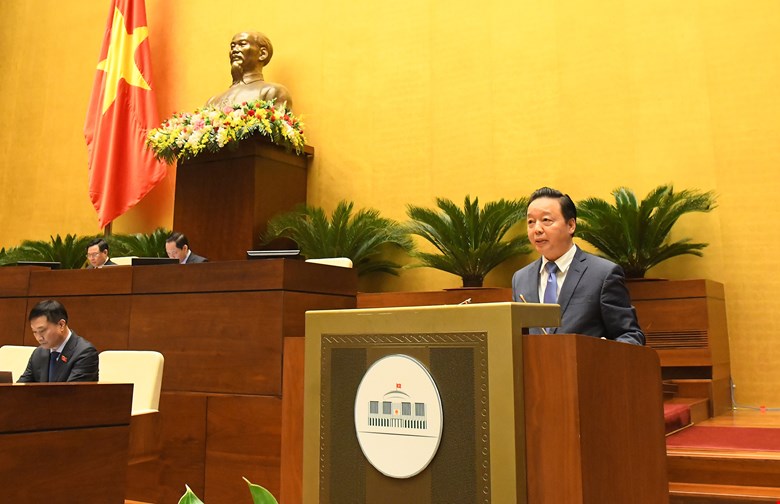 Bộ trưởng Bộ Tài nguyên và Môi trường Trần Hồng Hà, thừa ủy quyền của Thủ tướng Chính phủ trình bày Tờ trình về dự kiến quy hoạch sử dụng đất quốc gia thời kỳ 2021 - 2030, tầm nhìn đến năm 2050 và kế hoạch sử dụng đất 5 năm (2021 - 2025).