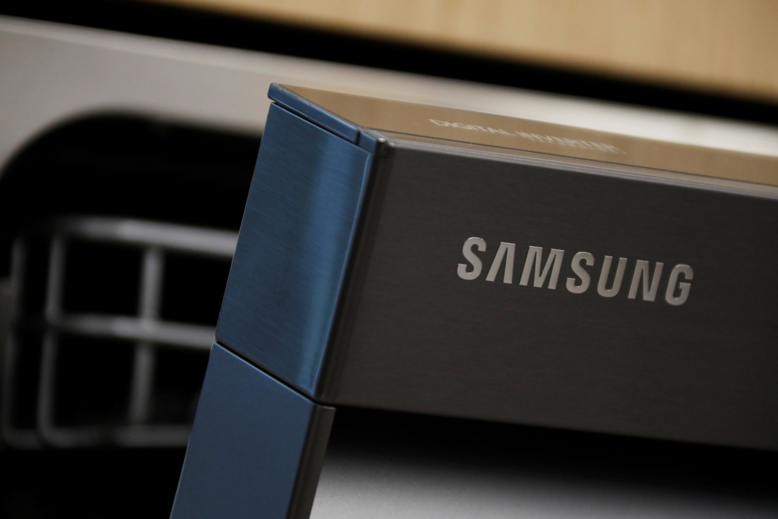 Samsung dự kiến ​​tình trạng thiếu linh kiện sẽ ảnh hưởng đến nhu cầu chip trong 3 tháng cuối năm. (Ảnh: Reuters)