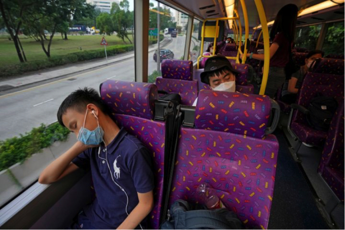 Những hành khách ở nhiều độ tuổi khác nhau đều tỏ ra thích thú với tour du lịch “ngủ trên xe buýt” mới lạ này. Ảnh: AP/ Getty Images.