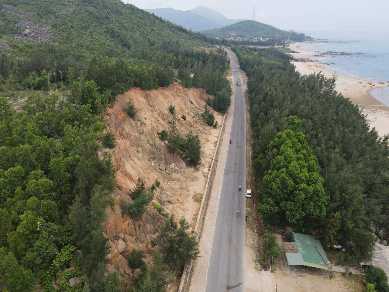 Dự án nâng cấp đường ven biển Hà Tĩnh chạy từ Nghi Xuân vào đến Kỳ Anh dài hơn 62 km.