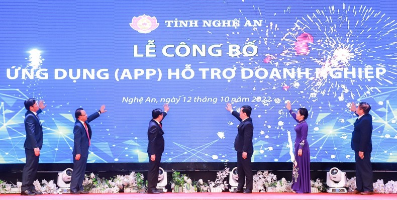  Lãnh đạo tỉnh Nghệ An và Hiệp hội doanh nghiệp tỉnh thực hiện nghi thức công bố Ứng dụng hỗ trợ doanh nghiệp.