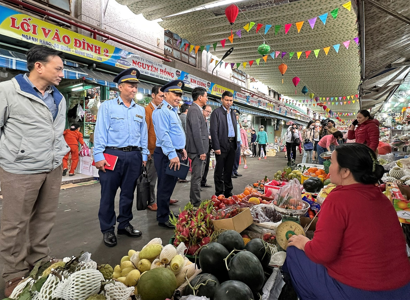 Cục Quản lý thị trường Đà Nẵng cùng với các cơ quan chức năng tổ chức kiểm tra hàng hoá tại Chợ Cồn - TP.Đà Nẵng.