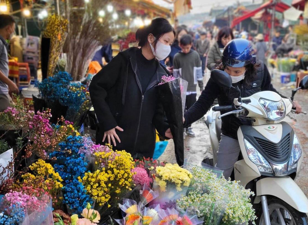 Giá hoa tươi tại Hà Nội tăng nhẹ vào ngày áp Tết.