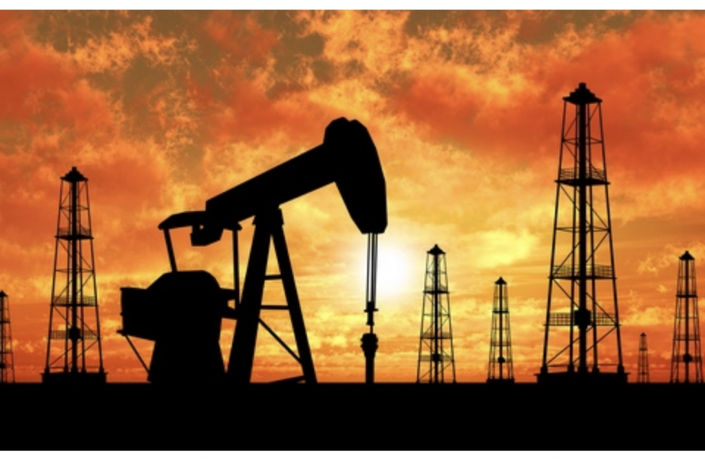 Giá xăng dầu hôm nay: Giá dầu thế giới tăng ở mức cao.