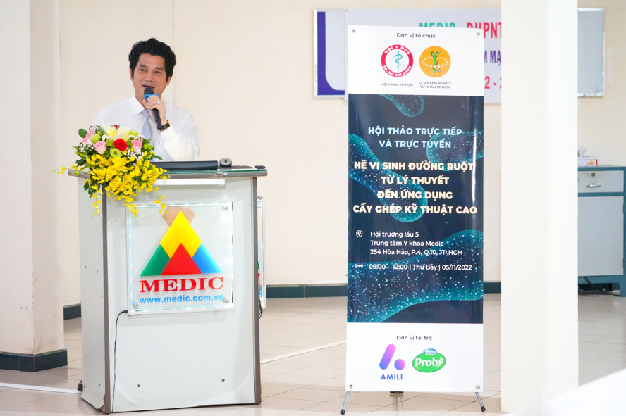 Bác sĩ Nguyễn Vũ Linh - Trưởng Trung tâm dinh dưỡng Vinamilk trình bày tại hội thảo - Ảnh: HỮU HẠNH 