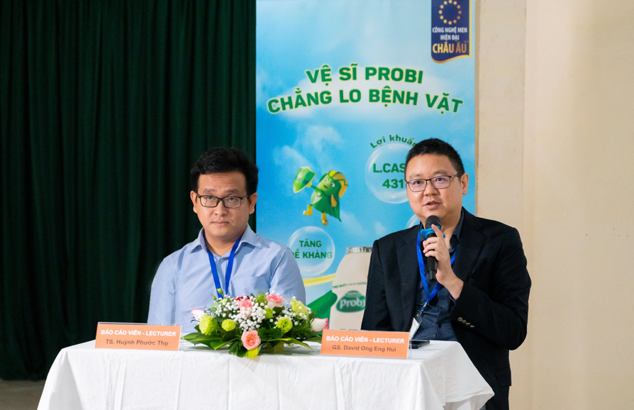 TS Huỳnh Phước Thọ - Giám đốc Phòng khám Đa khoa Sài gòn Toranomon (trái) và TS David Ong Eng Hui - Chủ tịch Hội Nội tiêu hóa Singapore (phải) trả lời câu hỏi các bác sĩ xung quanh kỹ thuật cấy ghép vi sinh FMT - Ảnh: HỮU HẠNH 