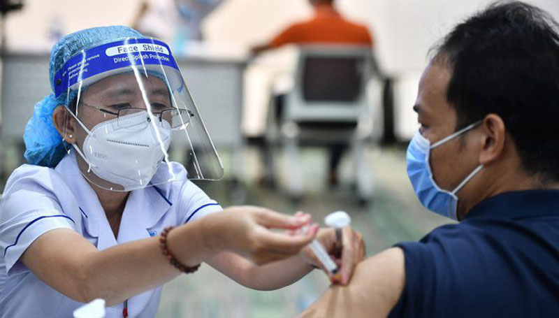 Thành phố Hồ Chí Minh phấn đấu trong năm 2021, sẽ tiêm đủ 2 mũi vắc xin phòng Covid-19 cho người trong độ tuổi tiêm chủng.