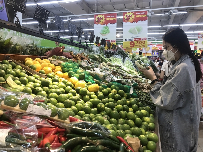 Người dân mua sắm tại siêu thị Big C Thăng Long Chính sách được áp dụng đến hết năm 2023