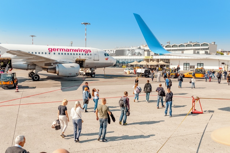 Hơn 58% khách chọn du lịch bằng máy bay. Ảnh Shutterstock