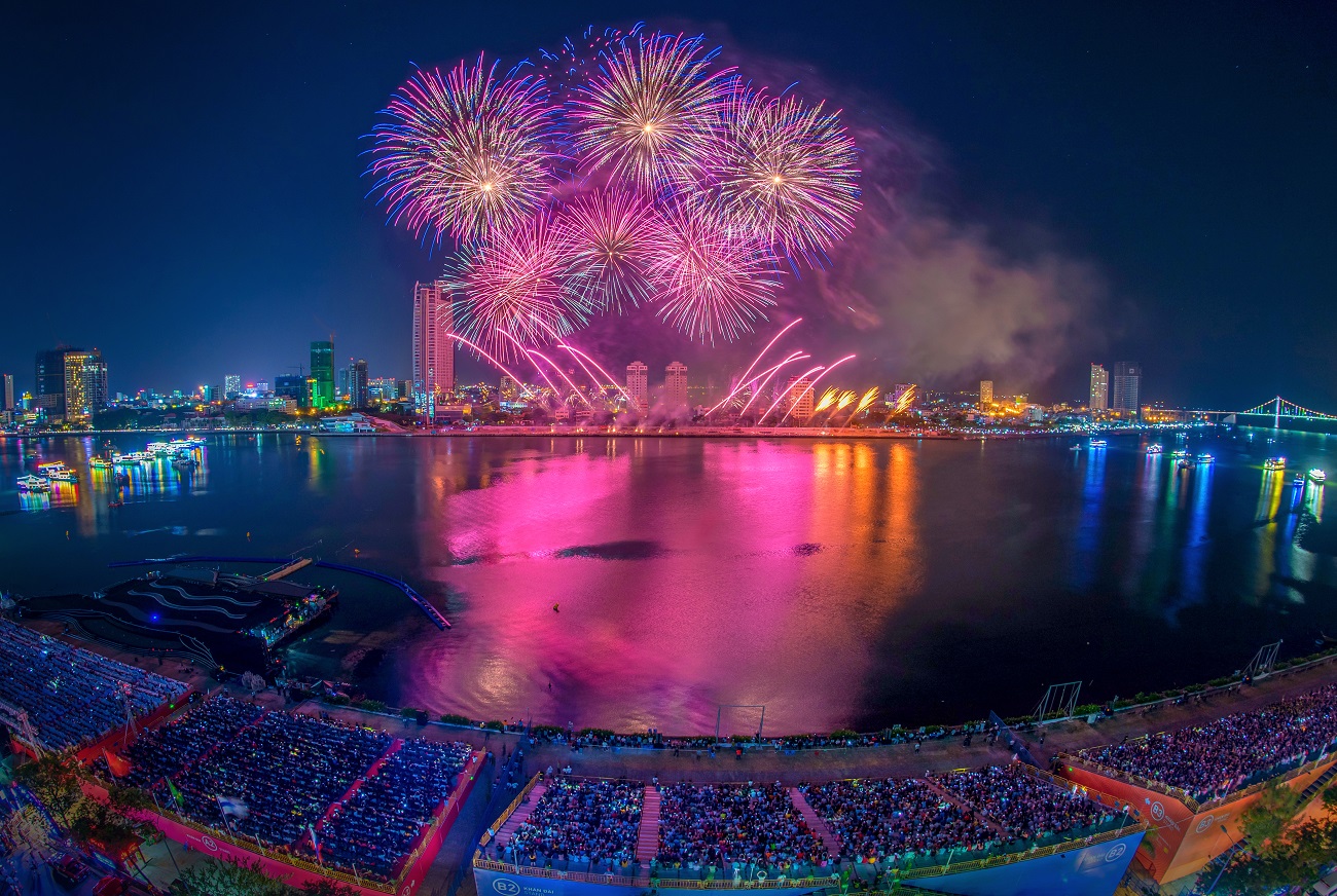 Sông Hàn rực rỡ trong pháo hoa trong kỳ DIFF 2019. Ảnh: Kim Liên