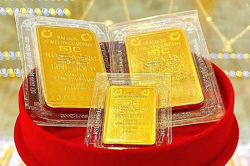 Chốt phiên giao dịch cuối tuần 4/2, giá vàng miếng 9999 tại SJC TP.HCM là 66,4 triệu đồng/lượng (mua vào) - 67,4 triệu đồng/lượng (bán ra). SJC Hà Nội niêm yết giá vàng ở mức 66,4 triệu đồng/lượng (mua vào) và 67,42 triệu đồng/lượng (bán ra).   Doji Hà Nội niêm yết giá vàng ở mức 66,2 triệu đồng/lượng (mua vào) và 67,2 triệu đồng/lượng (bán ra). Doji TP.HCM mua vàng SJC ở mức 66,2 triệu đồng/lượng, bán ra ở mức 67,2 triệu đồng/lượng.   b5e68023-0347-4cdf-a5aa-b6ab45535a3b20230108041354 Trên thị trường vàng thế giới, giá vàng giao ngay chốt phiên giao dịch ở mức 1.864,3 USD/ounce. Giá vàng giao kỳ hạn giao dịch ở mức 1.865,3 USD/ounce.  Theo các nhà phân tích Phố Wall, tâm lý lạc quan của nhà đầu đang quay trở lại sau đợt bán tháo mạnh trong phiên cuối cùng của tuần trước sẽ khiến giá vàng có thể quay trở lại mức giá 1.900 USD/ounce trong thời gian tới.  Tương tự, theo khảo sát vàng hàng tuần mới nhất của Kitco News, tâm lý lạc quan về thị trường của nhà đầu tư bán lẻ tiếp tục gia tăng, đặc biệt họ đang nóng lòng muốn tham gia vào thị trường. Đây là thời điểm tốt đối với nhà đầu tư muốn mua vàng giá rẻ sau khi giá vàng giảm mạnh xuống dưới mức 1.900 USD/ounce.  Ngoài ra, theo Phillip Streible, chiến lược gia trưởng thị trường tại Blue Line Futures, cho biết, các nhà đầu tư đang lo lắng về sự bất ổn địa chính trị, một số khác lo lắng về sự bất ổn của đồng USD. Do vậy, họ cho rằng vàng sẽ vẫn là kênh đầu tư hấp dẫn nhất.  Hôm 3/2, Cục Thống kê Lao động Mỹ cho biết, 517.000 việc làm đã được tạo ra trong tháng 1, vượt xa con số dự báo tăng việc làm khoảng 193.000 trước đó. Vì thế, ở chiều ngược lại, một số nhà phân tích lưu ý, nguy cơ vàng tiếp tục giảm giá vì động lực tăng mạnh trong thị trường lao động Mỹ có thể buộc Cục Dự trữ Liên bang Mỹ (Fed) duy trì lập trường chính sách tiền tệ cứng rắn lâu hơn nữa.  Tuần qua, 18 nhà phân tích Phố Wall đã tham gia khảo sát giá vàng của Kitco News. Trong đó, 8 nhà phân tích, tương đương 44%, cho rằng giá vàng sẽ giảm trong thời gian tới. 3 nhà phân tích, tương đương 17%, cho rằng giá sẽ tăng trong tuần tới và 7 nhà phân tích, tương đương 39%, cho rằng giá sẽ đi ngang trong tuần tới.  Trong khi đó, 740 phiếu bầu trong các cuộc thăm dò trực tuyến, trong số này, 461 người được hỏi, tương đương 61%, cho rằng giá vàng tăng vào tuần tới. 183 nhà đầu tư khác, tương đương 25%, cho rằng giá vàng sẽ thấp hơn, trong khi 106 nhà đầu tư, tương đương 14%, giá vàng sẽ đi ngang trong thời gian tới.