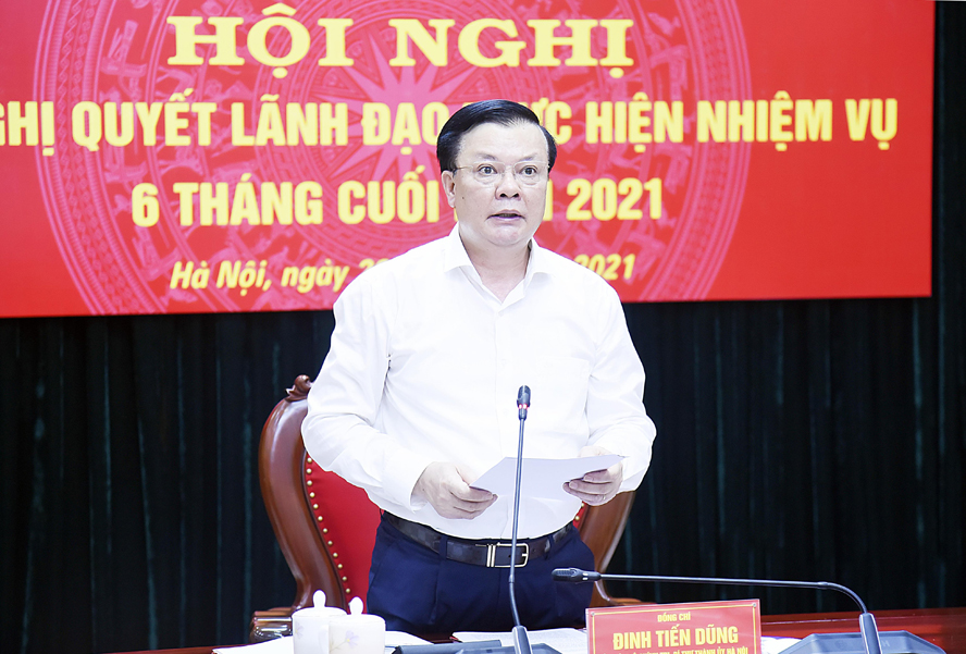 Bí thư Thành ủy, Bí thư Đảng ủy Bộ Tư lệnh Thủ đô Hà Nội Đinh Tiến Dũng phát biểu tại hội nghị ra nghị quyết lãnh đạo thực hiện nhiệm vụ 6 tháng cuối năm 2021 tại Bộ Tư lệnh Thủ đô Hà Nội.
