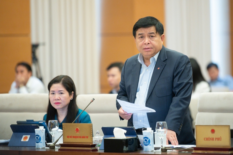 Bộ trưởng Bộ Kế hoạch và Đầu tư Nguyễn Chí Dũng báo cáo việc giao danh mục và mức vốn cho các nhiệm vụ, dự án thuộc Chương trình phục hồi và phát triển kinh tế-xã hội