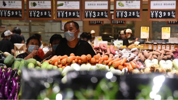 Khách hàng mua rau tại một siêu thị vào ngày 9 tháng 9 năm 2021 ở Hàm Đan, tỉnh Hà Bắc, Trung Quốc. Ảnh: VCG | Getty Images.