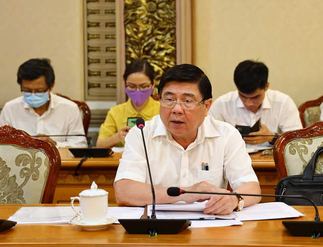 Chủ tịch UBND TPHCM Nguyễn Thành Phong chỉ đạo tại cuộc họp. Ảnh: TTBC TPHCM