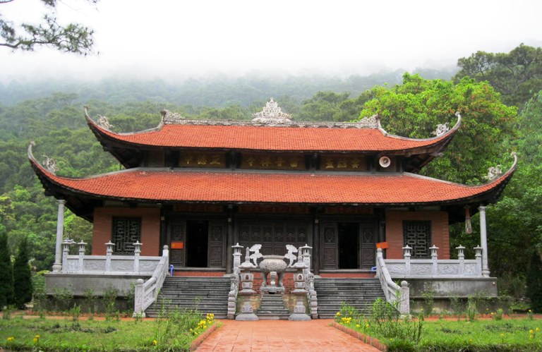 Ẩn mình giữa rừng thiêng của “Linh Thứu Kỳ Sơn”, lịch sử 500 năm của ngôi chùa cùng với những huyền thoại về sự linh ứng của nó đã đưa Lôi  m trở thành ngôi chùa thiêng bậc nhất tại Quảng Ninh
