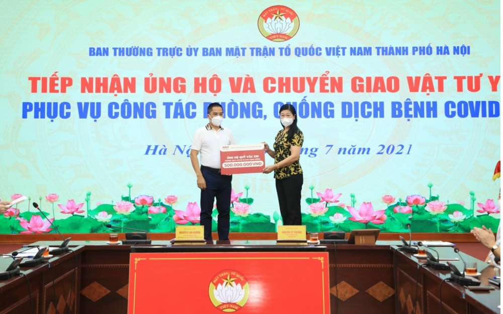 Chủ tịch Ủy ban Mặt trận Tổ quốc Việt Nam thành phố Hà Nội Nguyễn Lan Hương tiếp nhận ủng hộ 500 triệu đồng từ Công ty TNHH Dịch vụ - Du lịch NNT Việt Nam.