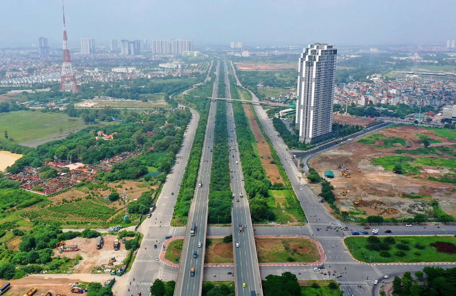 Nhiều dự án hạ tầng trọng điểm được đầu tư phát triển được coi là cơ hội cho thị trường bất động sản Hà Nội