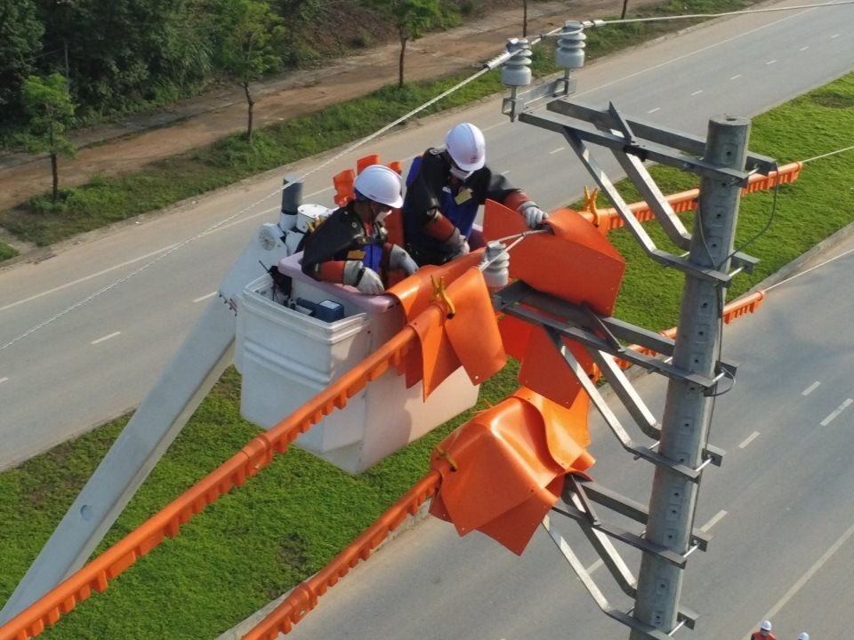 Đội sửa chữa hotline PC Yên Bái thực hiện công tác trên lưới điện 22kV