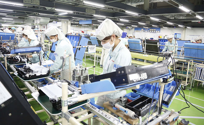 Dây chuyền sản xuất máy in hiện đại tại Công ty Canon Việt Nam - một trong những doanh nghiệp lớn có vốn đầu tư từ Nhật Bản.