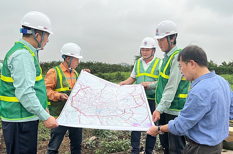 Cán bộ Ban Quản lý dự án đầu tư xây dựng công trình giao thông thành phố Hà Nội cùng đơn vị tư vấn thực hiện khảo sát phục vụ thiết kế dự án đầu tư xây dựng đường Vành đai 4