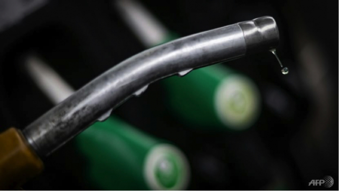 Giá dầu thô đã đạt mức cao nhất trong bảy năm, khiến giá cả tăng vọt và lo ngại về lạm phát và tăng lãi suất. Ảnh: AFP.