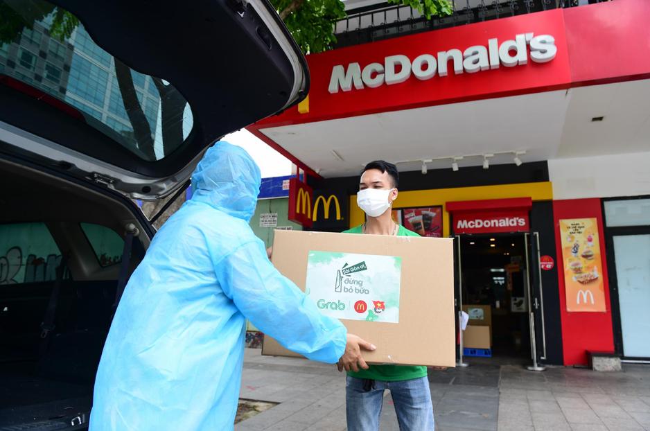 Đối tác Grab nhận phần ăn tại cửa hàng McDonald’s. Ảnh: Grab Việt Nam.