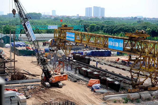 Thi công cầu Vĩnh Tuy giai đoạn 2, dự án sử dụng vốn đầu tư công của thành phố Hà Nội. Ảnh: Đăng Khoa