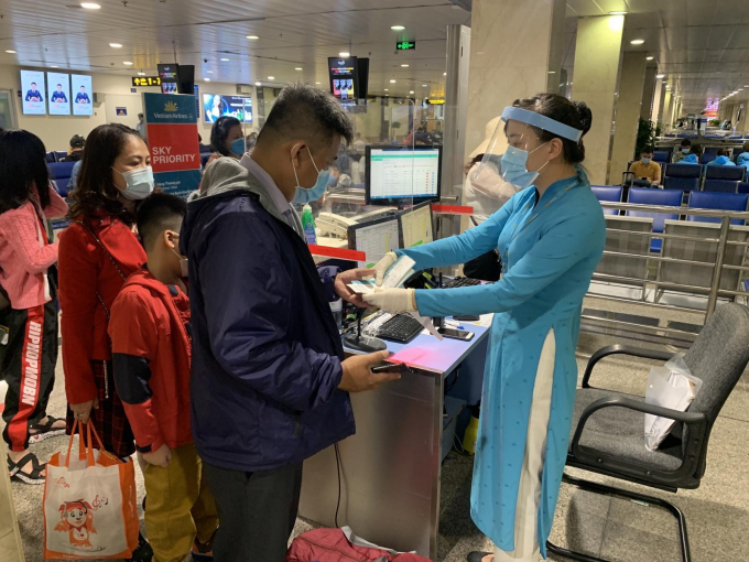 Cục Hàng không Việt Nam chỉ đạo các hãng hàng không đảm bảo 100% hành khách phải khai báo y tế trước khi lên máy bay nhằm phòng chống dịch bệnh Covid-19. Ảnh minh họa