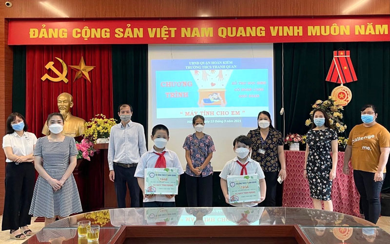 Ngành Giáo dục quận Hoàn Kiếm trao máy tính bảng cho học sinh có hoàn cảnh khó khăn để các em học trực tuyến hiệu quả.
