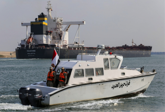 Một số tàu kéo đã được huy động để hỗ trợ cho hai tàu chở dầu gặp sự cố tại kênh đào Suez vào hôm 6/4. Ảnh: Bloomberg.