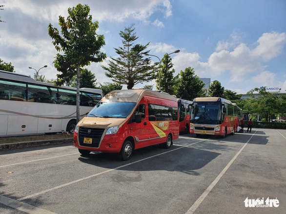 Xe buýt hợp đồng ở sân bay chạy tuyến Tân Sơn Nhất - Vũng Tàu, giá vé 160.000 đồng/lượt - Ảnh: CÔNG TRUNG
