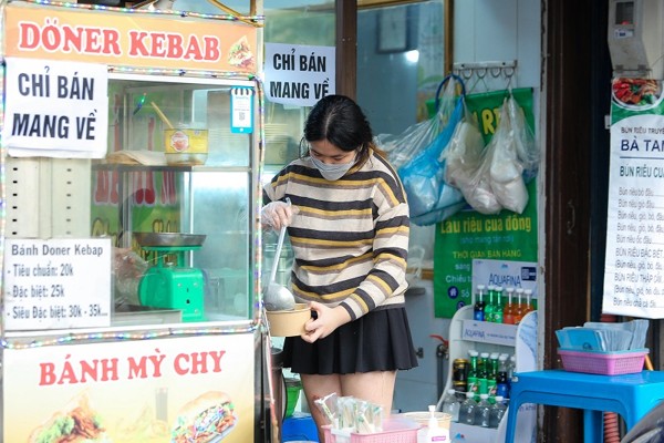 Nhiều quận nội thành Hà Nội dừng các hoạt động không thiết yếu, yêu cầu chỉ bán hàng mang về