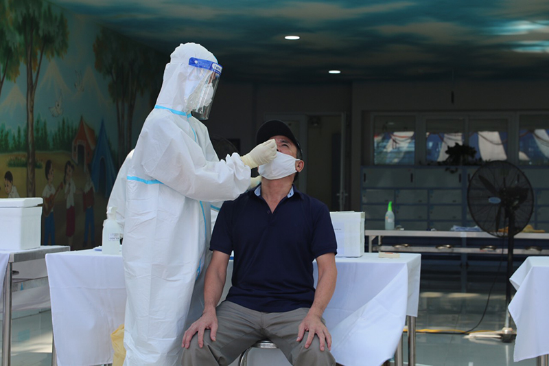 Nhân viên y tế lấy mẫu xét nghiệm Covid-19 cho người dân trên địa bàn Hà Nội.