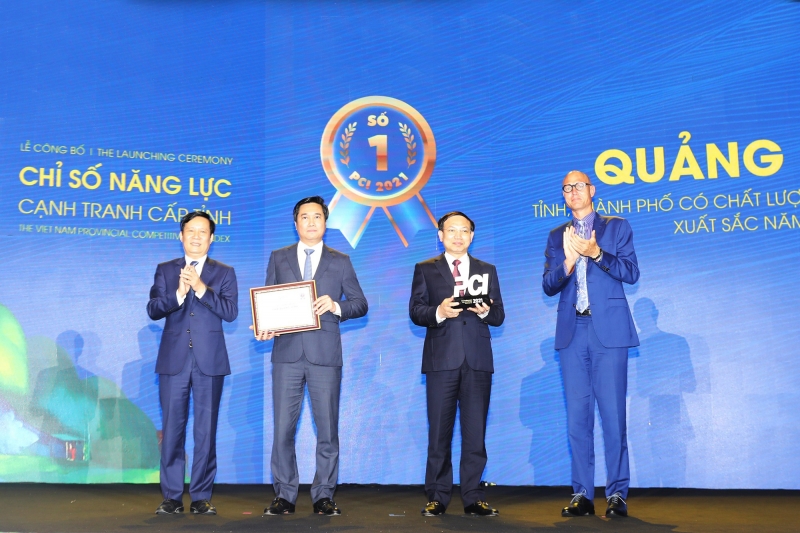 Lãnh đạo tỉnh Quảng Ninh nhận cúp quán quân PCI lần thứ 5 liên tiếp.