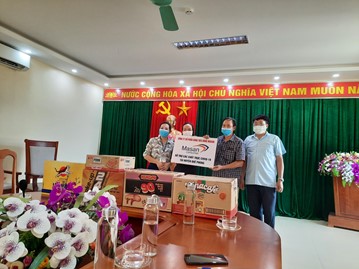 Đại diện Công ty Masan Consumer trao tặng các sản phẩm công ty cho đại diện UBND Huyện Quế Phong- Nghệ An