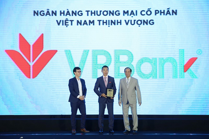 Ông Phạm Phú Khôi - Phó TGĐ VPBank đại diện ngân hàng nhận danh hiệu