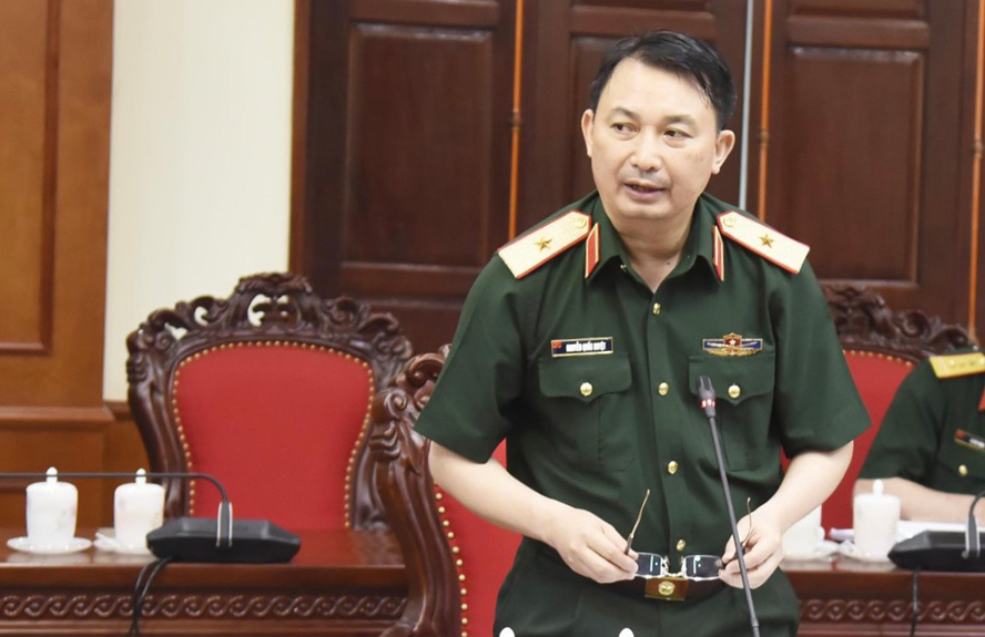 Thiếu tướng Nguyễn Quốc Duyệt, Tư lệnh Bộ Tư lệnh Thủ đô Hà Nội trình bày báo cáo tại hội nghị.