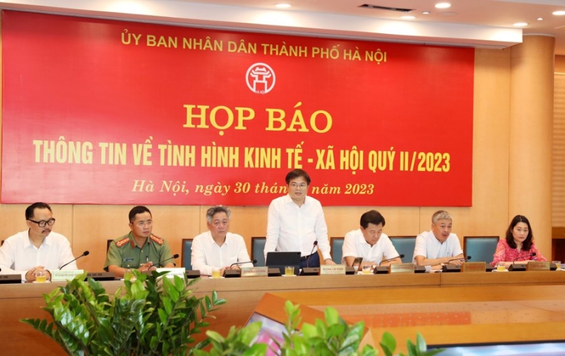 Chánh Văn phòng UBND TP Hà Nội Trương Việt Dũng chủ trì buổi họp báo.