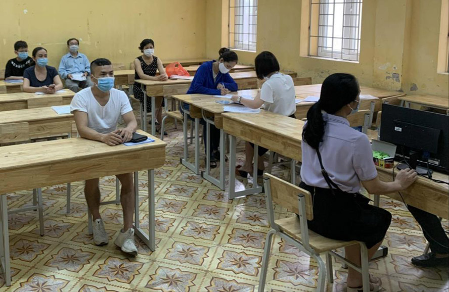 Trường THPT Quang Trung -  Đống Đa hỗ trợ phụ huynh học sinh xác nhận nhập học lớp 10 năm học 2021-2022.