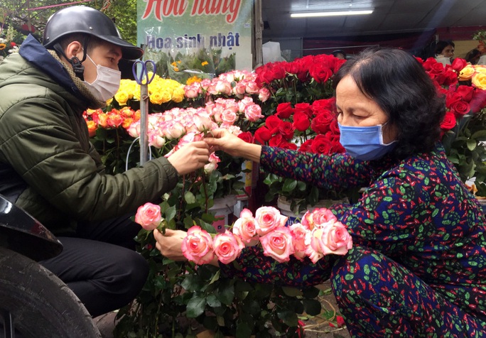 Một thanh niên lựa chọn khá tỉ mỉ hoa hồng để tặng cho bạn gái trong ngày Valentine.