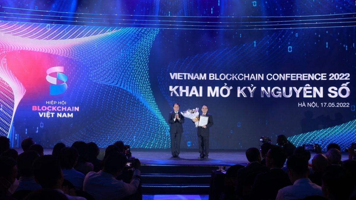 Ông Vũ Chiến Thắng, Thứ trưởng Bộ Nội vụ trao quyết định thành lập Hiệp hội Blockchain Việt Nam cho ông Hoàng Văn Huây, Chủ tịch Hiệp Blockchain Việt Nam. Ảnh: VOV