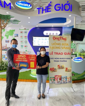 Chị Thu Thảo - Quận Bình Tân, TP.HCM, một trong những khách hàng may mắn “rinh” giải đặc biệt – 1 lượng vàng 