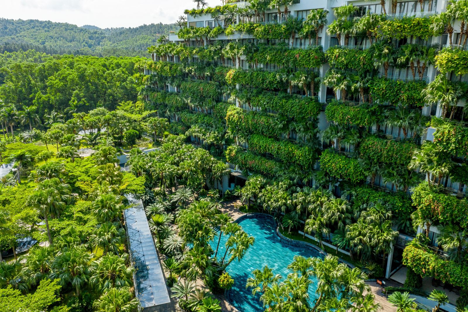Tòa nhà Forest in the Sky gây ấn tượng với du khách bằng máu xanh mướt mát của hàng vạn cây xanh trên các tầng cao