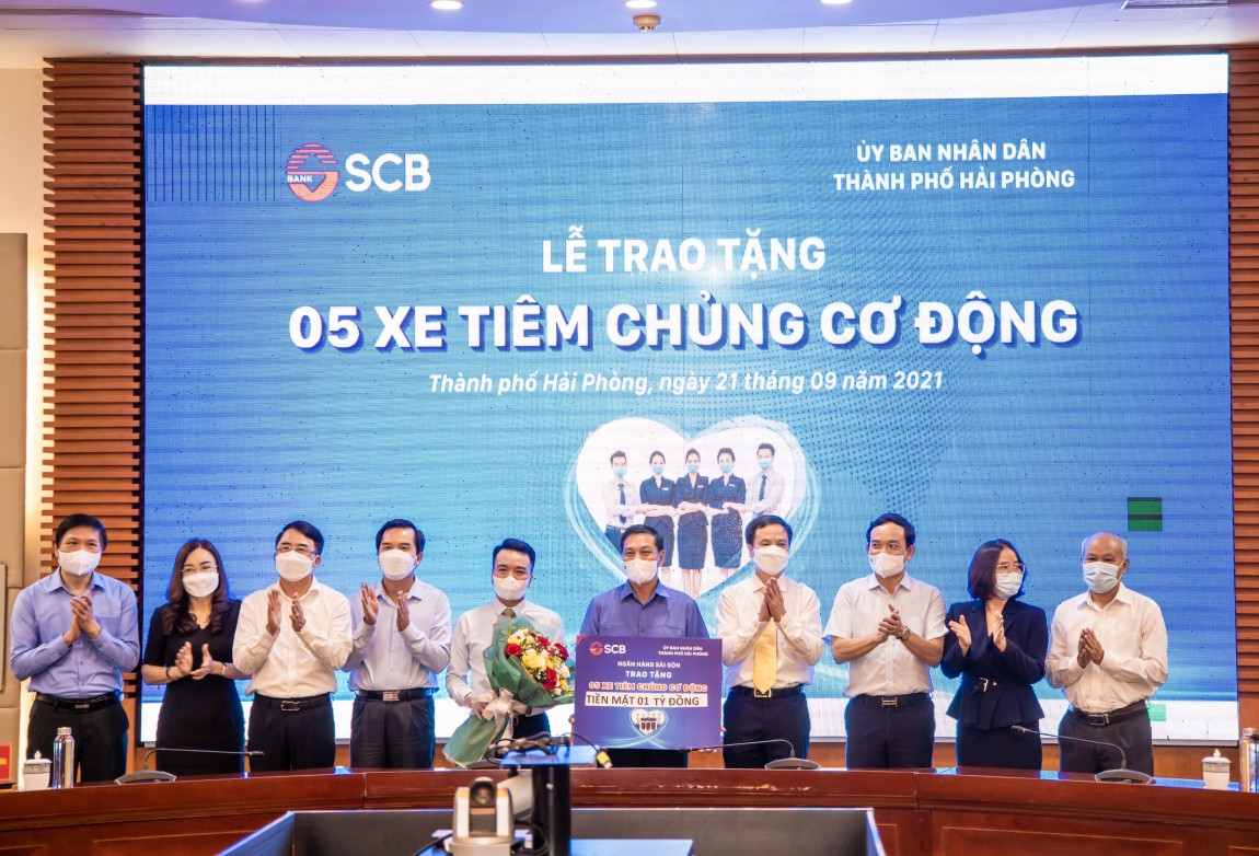 Ông Kiều Quang Vinh - Giám đốc Vùng 11 của SCB, đã đại diện SCB trao tặng 05 xe tiêm chủng cơ động cho đại diện Chính quyền thành phố Hải Phòng.