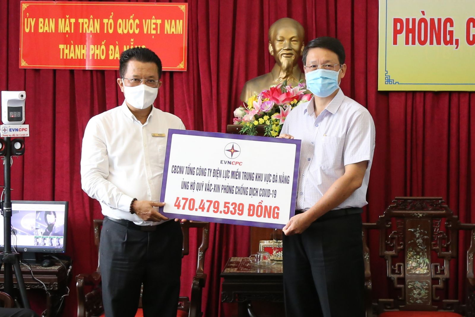 Tổng giám đốc EVNCPC Ngô Tấn Cư (bên trái) trao bảng tượng trưng kinh phí hỗ trợ mua vắc xin và trao tặng 15 máy đo thân nhiệt tự động tổng trị giá 150 triệu đồng cho Ủy ban MTTQ Việt Nam TP. Đà Nẵng.