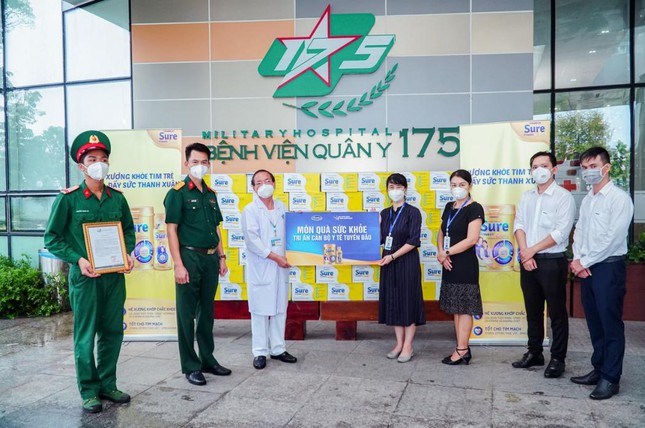 Đại diện Vinamilk gửi tặng món quà sức khỏe đến các “anh hùng áo trắng” tại Bệnh viện Quân y 175 (TP.HCM) 